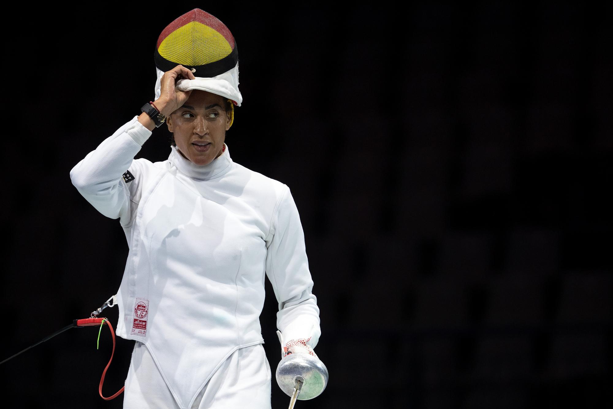 Alexandra Ndolo macht ihren Helm nach oben