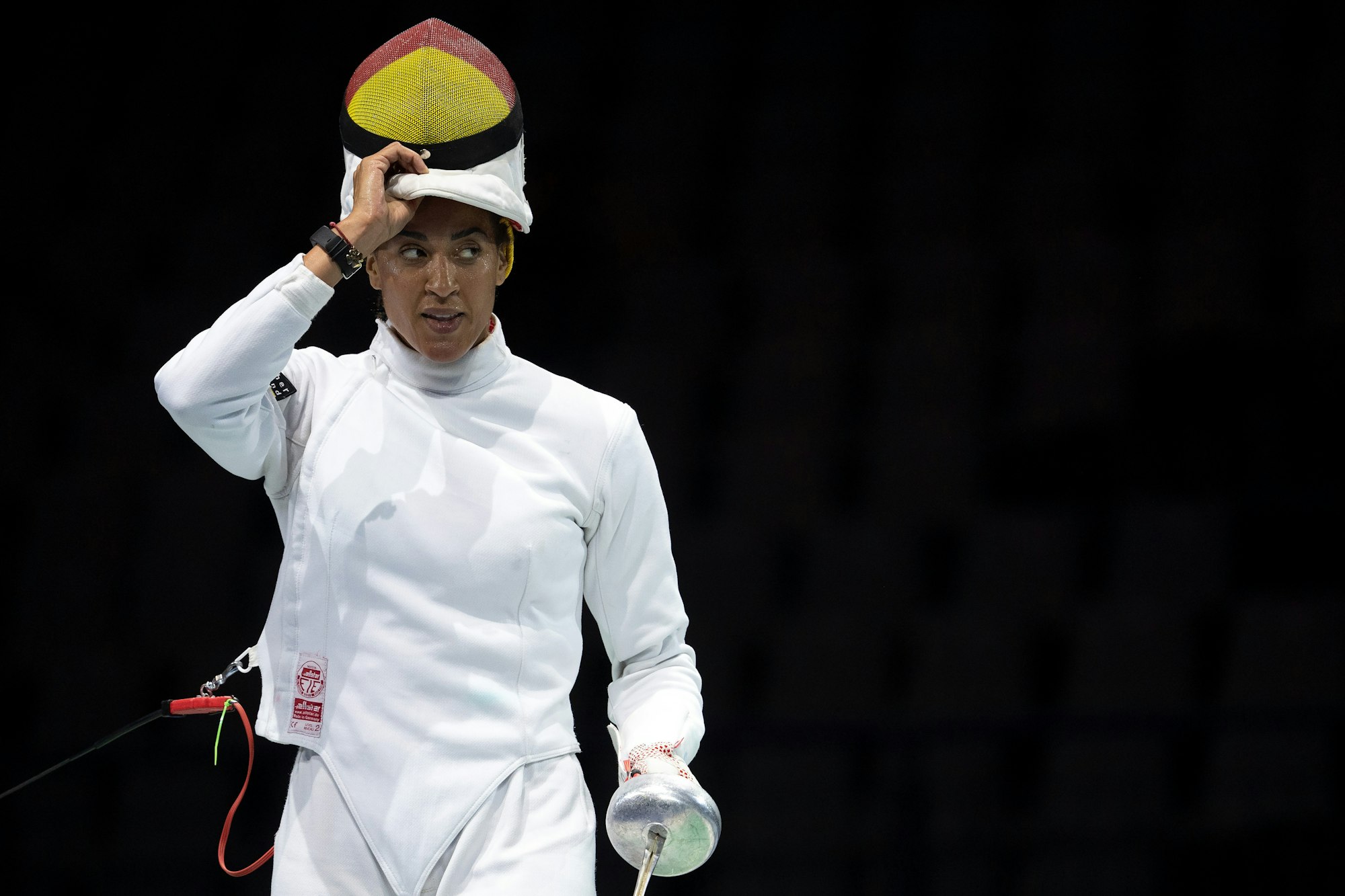 Alexandra Ndolo macht ihren Helm nach oben