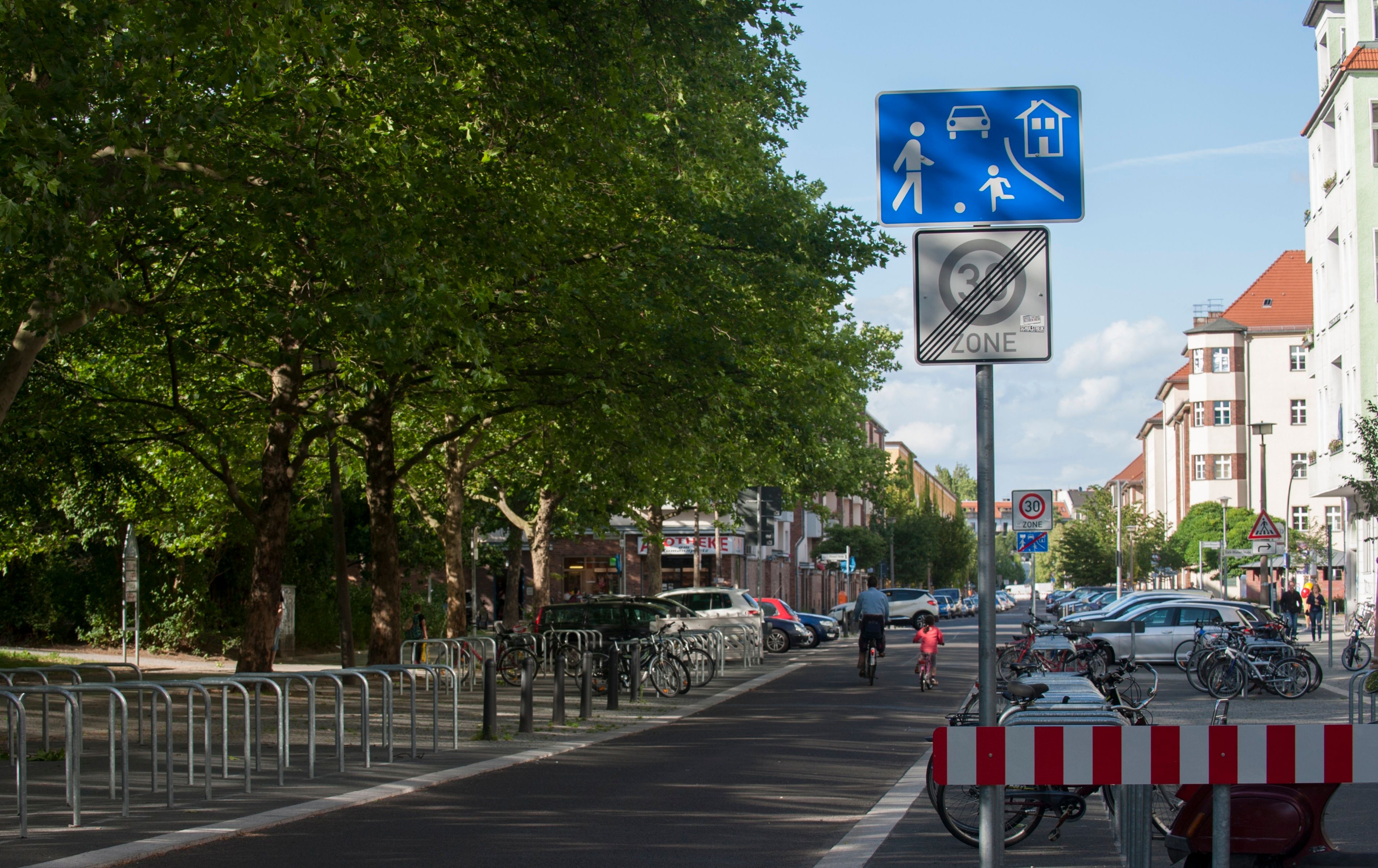 Eine Spielstraße mit Radfahrern in Berlin. Foto von der dpa, honorarfrei