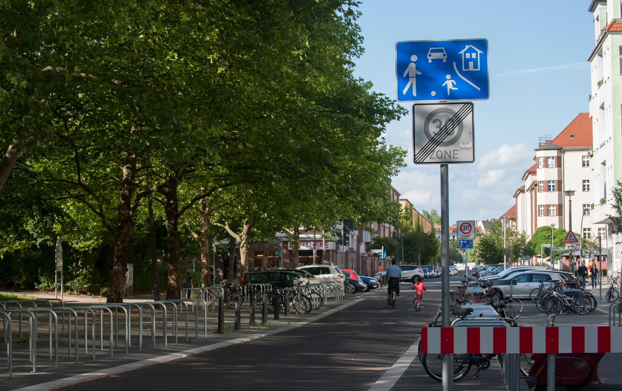 Eine Spielstraße mit Radfahrern in Berlin. Foto von der dpa, honorarfrei