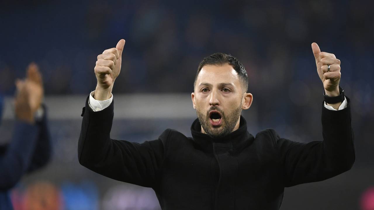 Domenico Tedesco macht beide Daumen hoch