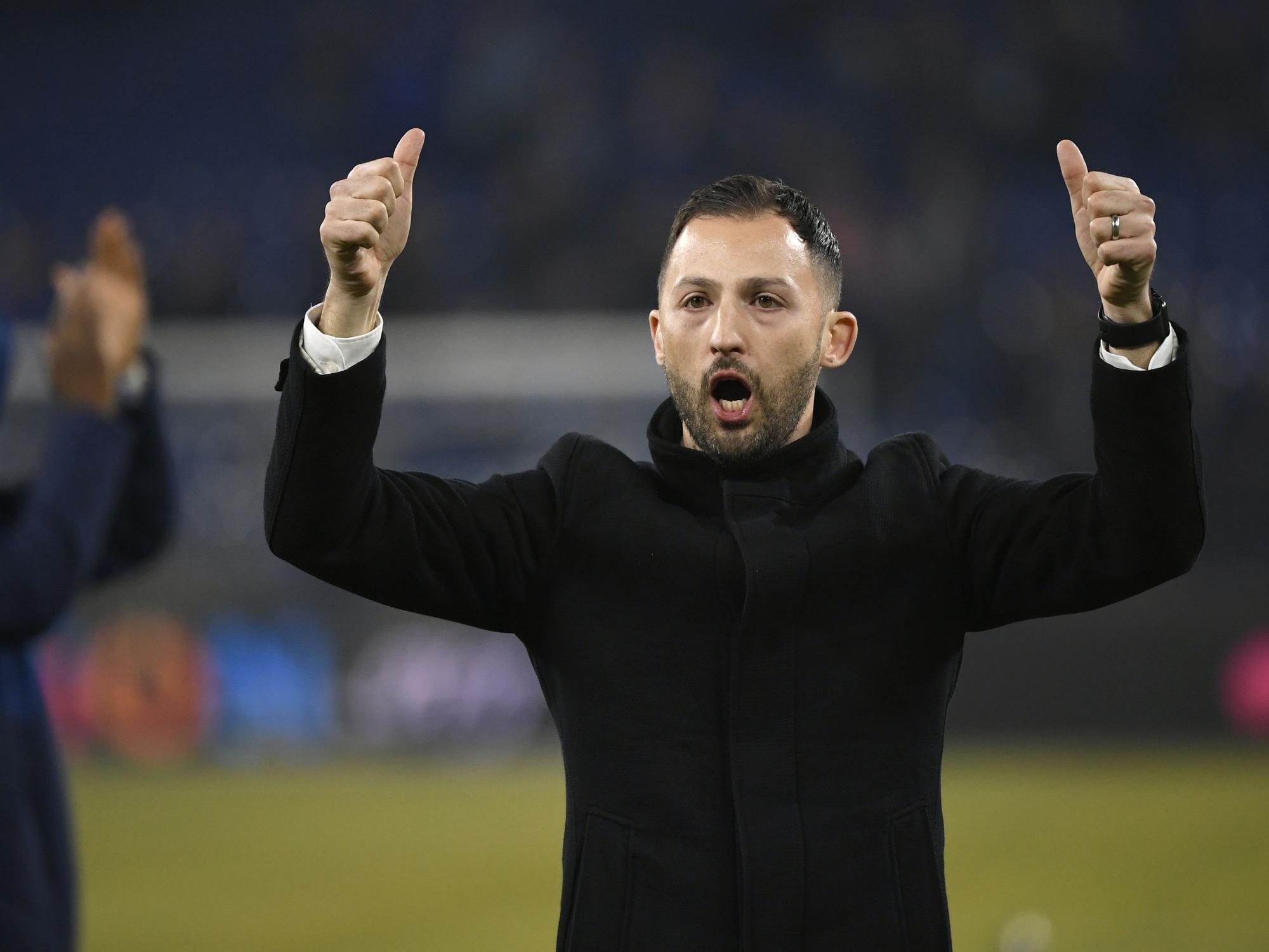 Schalkes Trainer Domenico Tedesco bedankt sich nach dem Spiel bei den Fans.