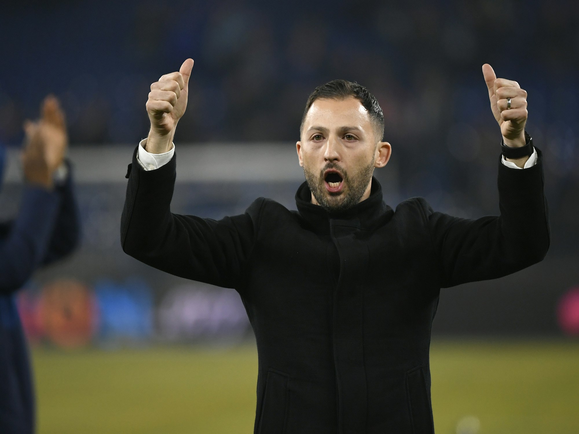 Schalkes Trainer Domenico Tedesco bedankt sich nach dem Spiel bei den Fans.