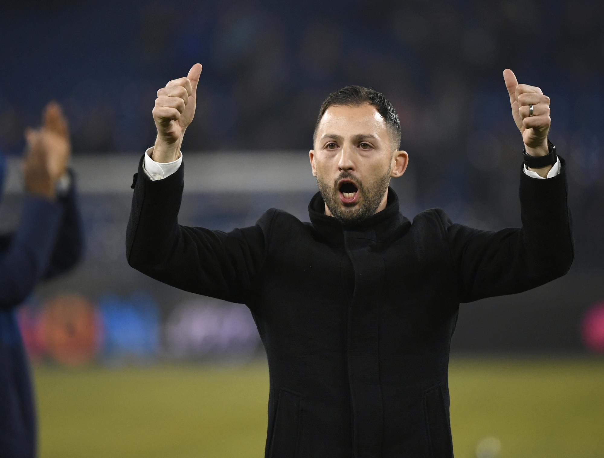 Domenico Tedesco macht beide Daumen hoch