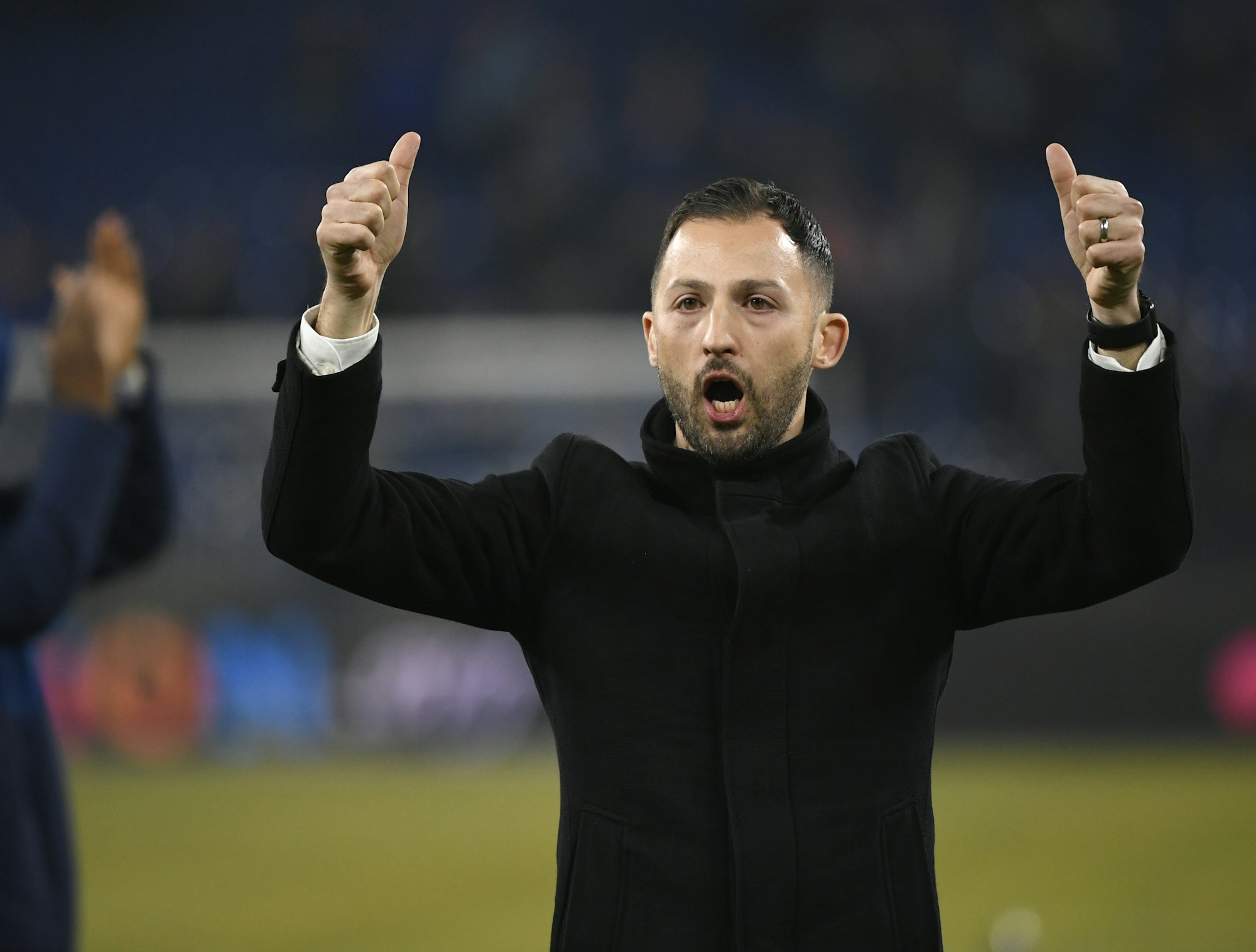 Domenico Tedesco macht beide Daumen hoch
