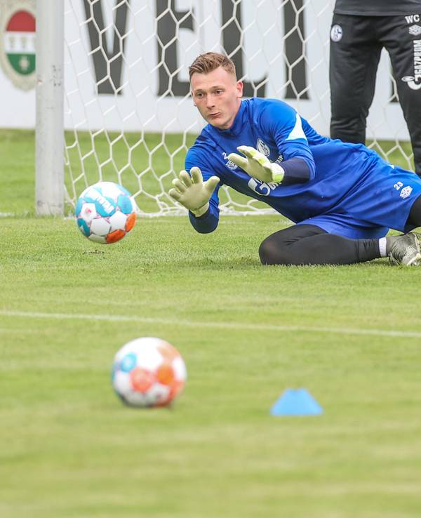 Torhüter Markus Schubert vom FC Schalke 04 pariert einen Ball im Trainingslager im österreichischen Mittersill.