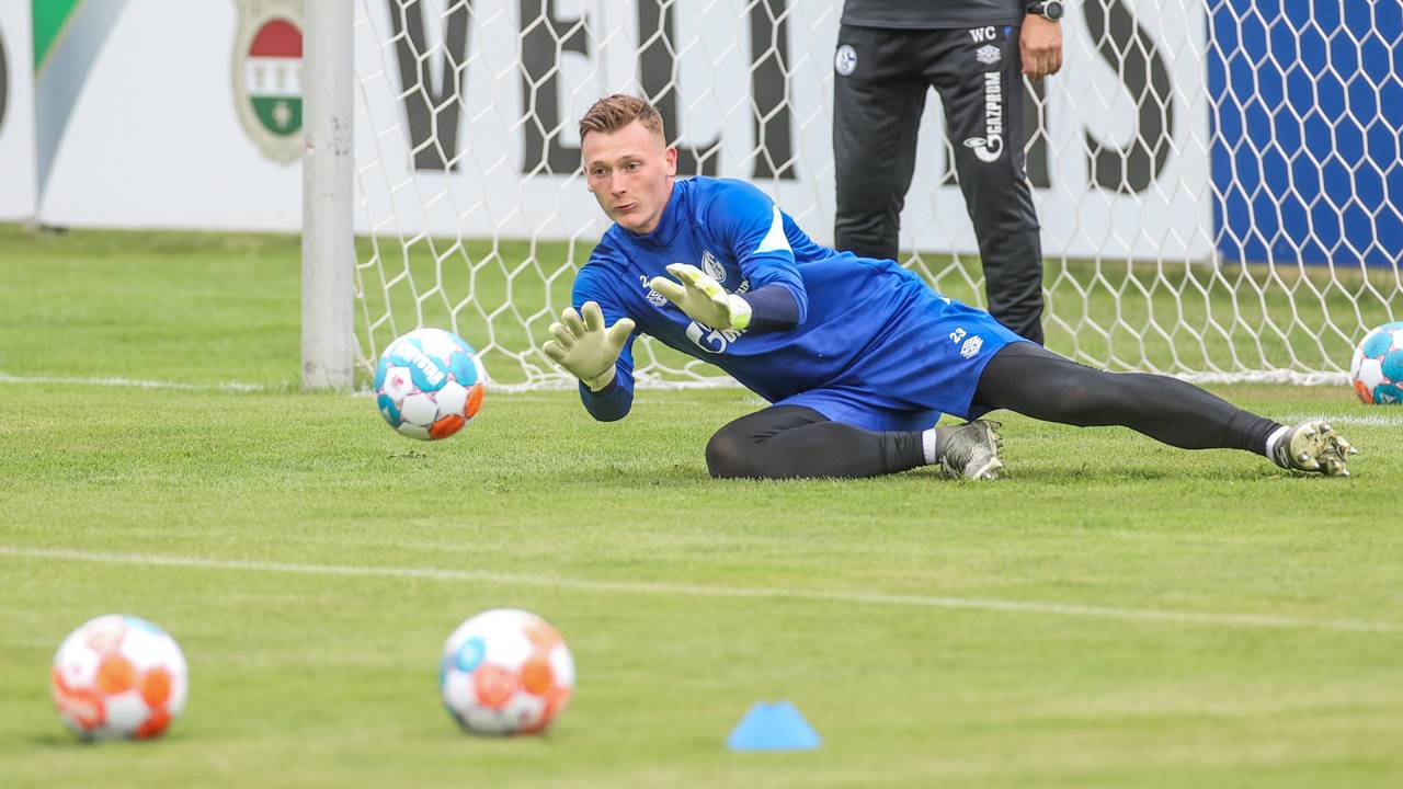 Torhüter Markus Schubert vom FC Schalke 04 pariert einen Ball im Trainingslager im österreichischen Mittersill.