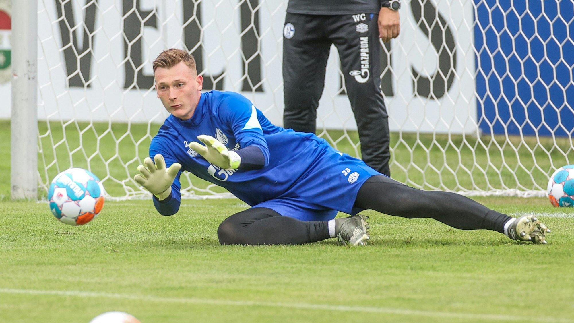 Torhüter Markus Schubert vom FC Schalke 04 pariert einen Ball im Trainingslager im österreichischen Mittersill.