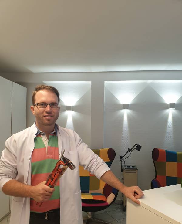 Dr. Ludwig Klasen mit Hammer und Rohrzange