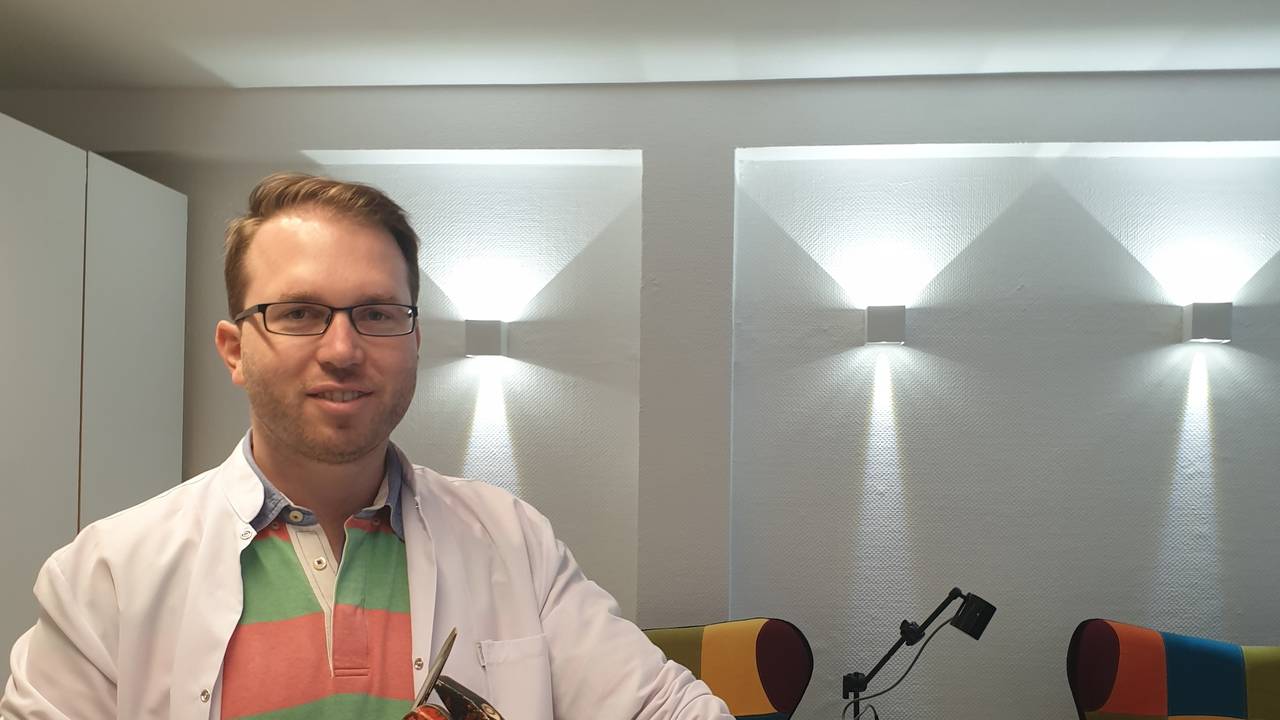 Dr. Ludwig Klasen mit Hammer und Rohrzange