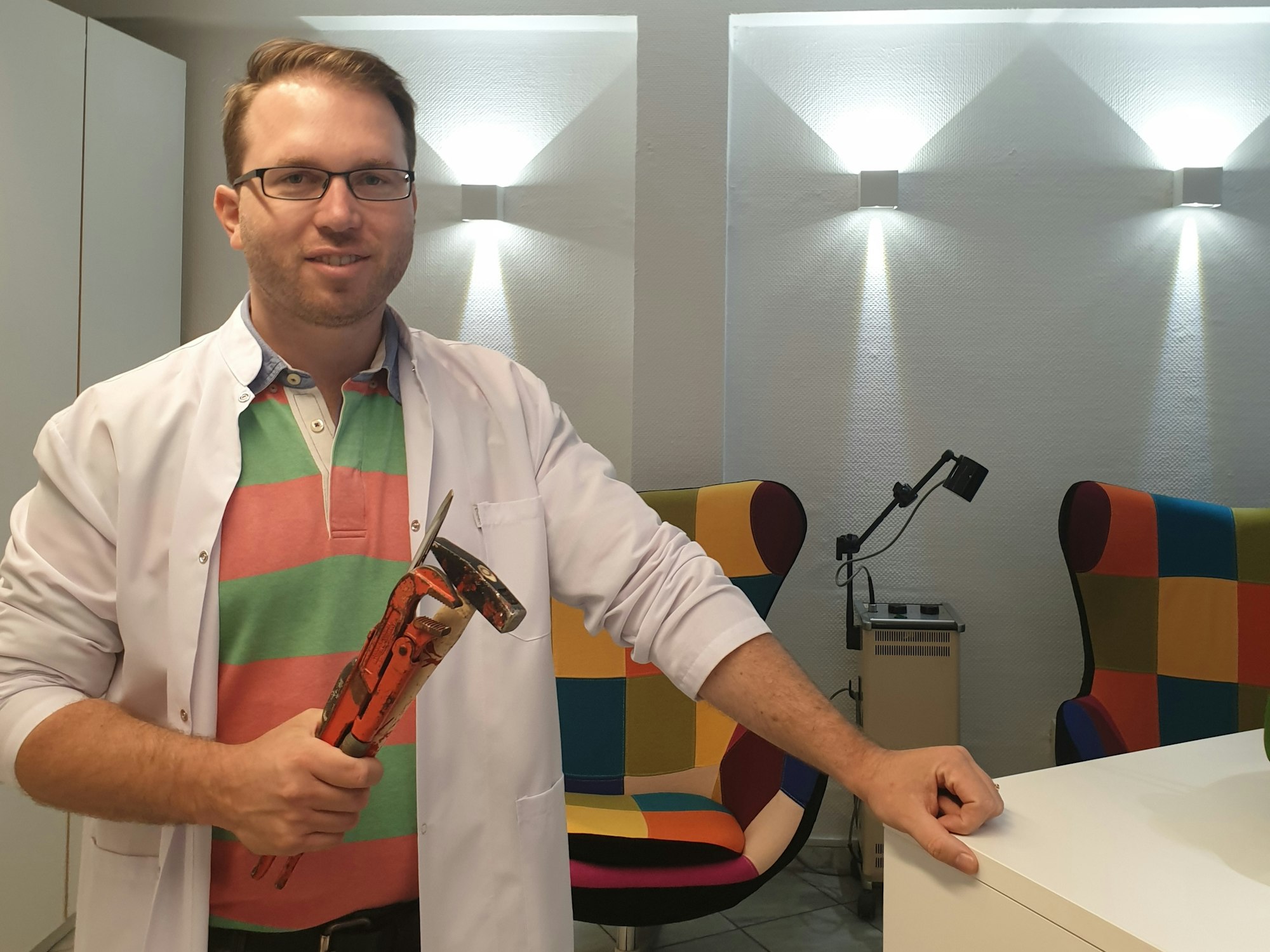 Dr. Ludwig Klasen mit Hammer und Rohrzange