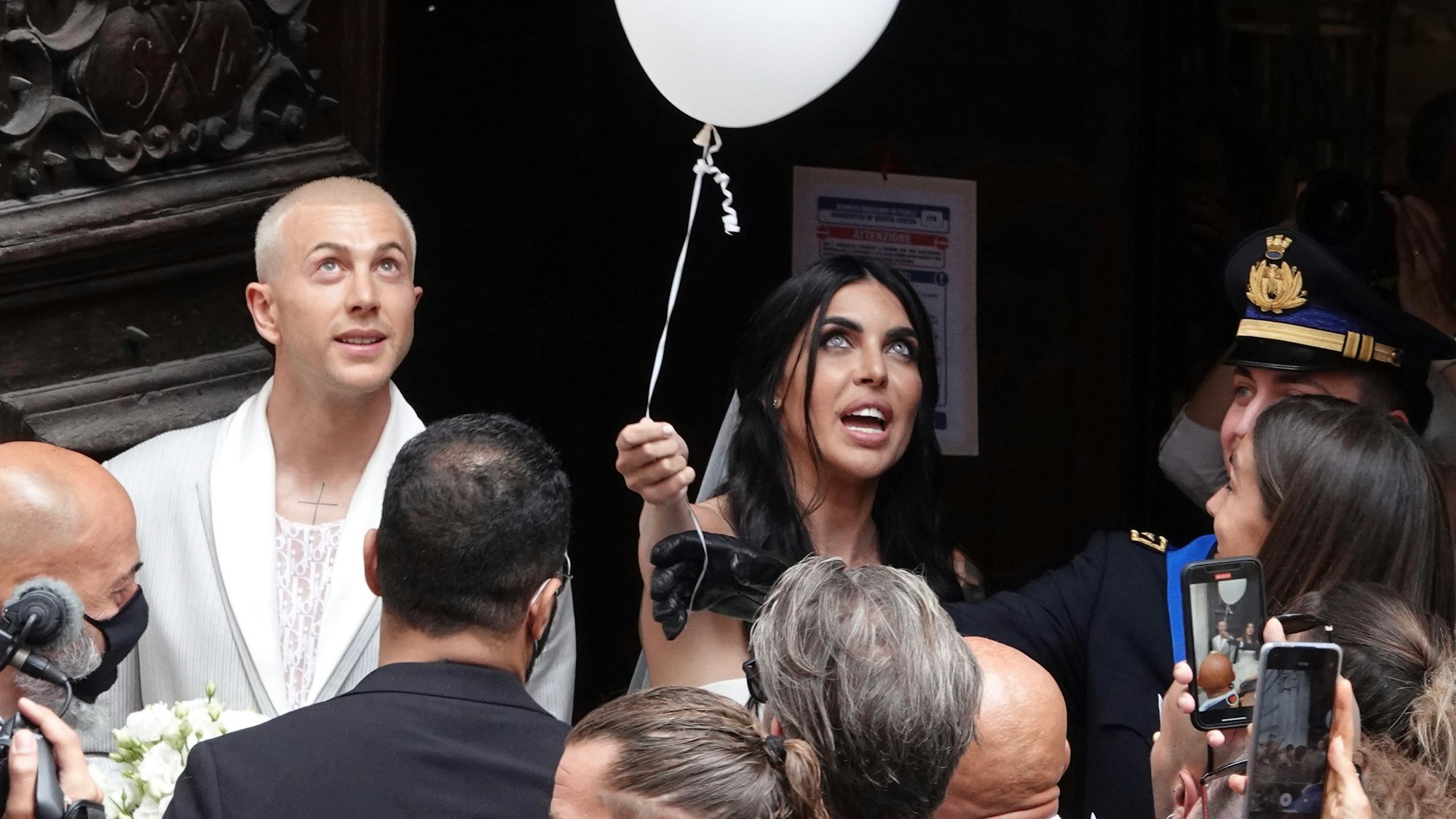 Der italienische Nationalspieler Federico Bernardeschi und seine Frau Veronica kommen an ihrem Hochzeitstag aus der Kathedrale in Carrara.