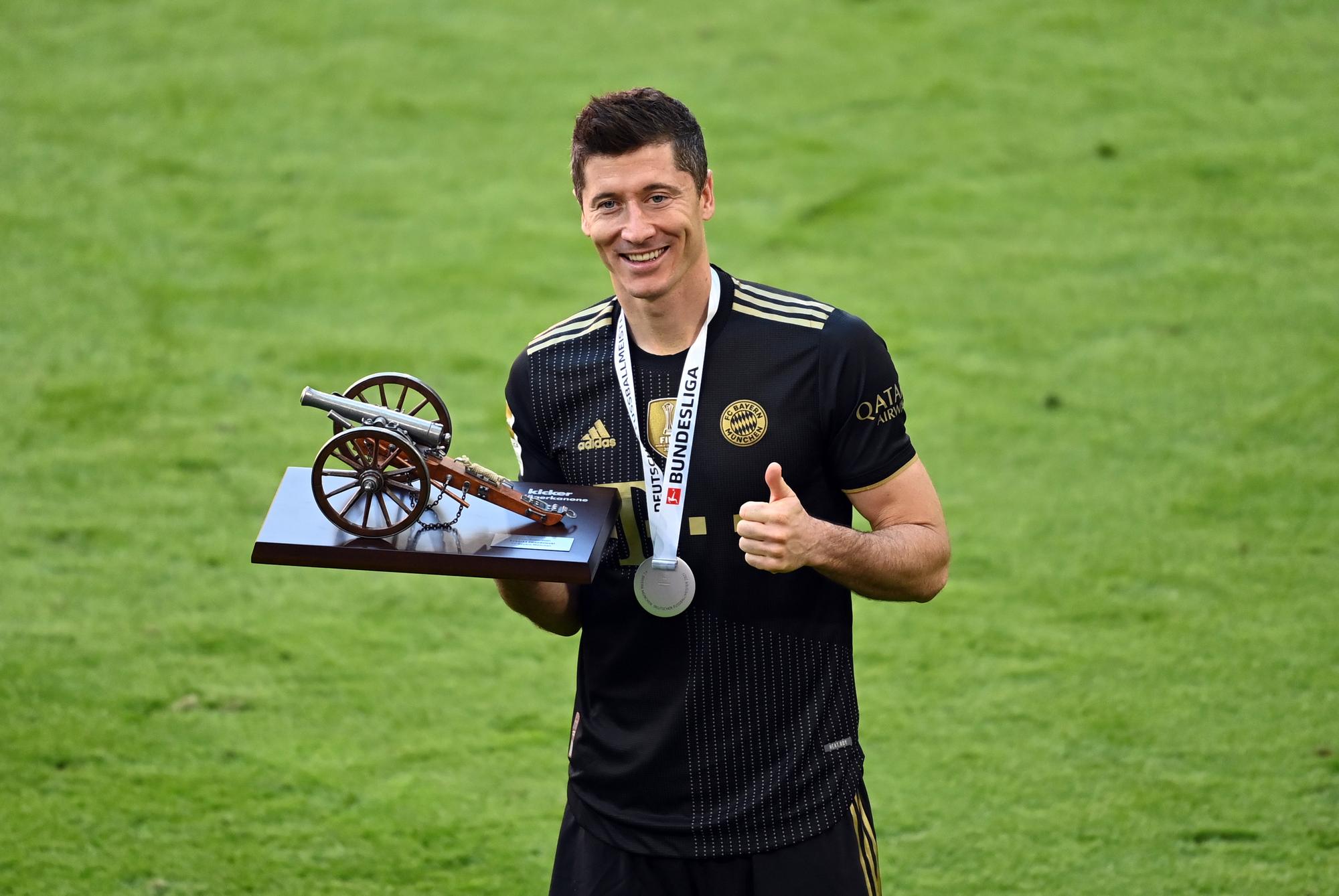 Robert Lewandowski posiert mit der Torjägerkanone der Bundesliga.