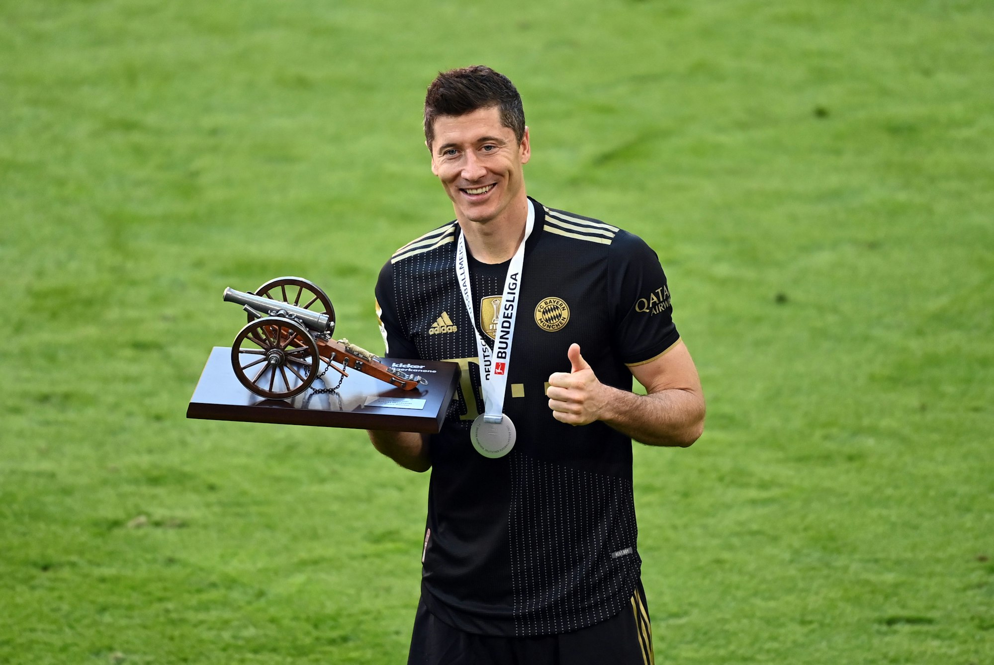 Robert Lewandowski posiert mit der Torjägerkanone der Bundesliga.
