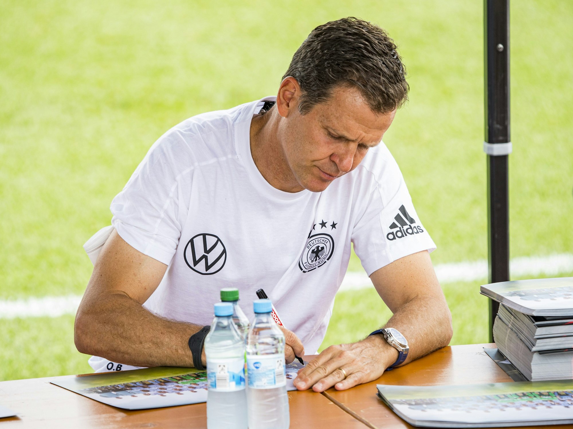 Oliver Bierhoff schreibt Autogramme im DFB-EM-Camp.