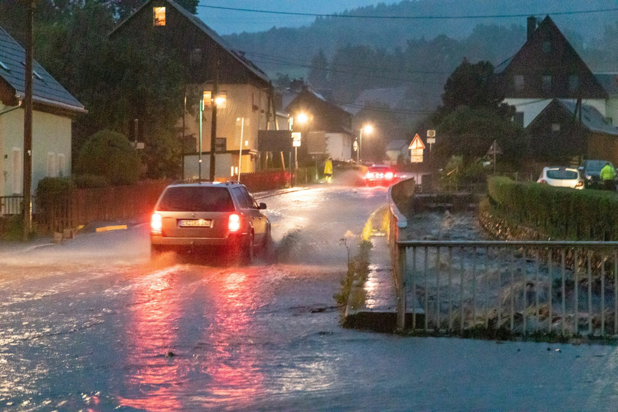 13.07.2021, Sachsen, Jöhstadt: Wasser steht auf der Straße im Ortsteil Steinbach. Ein heftiges Unwetter war über der Stadt niedergegangen.