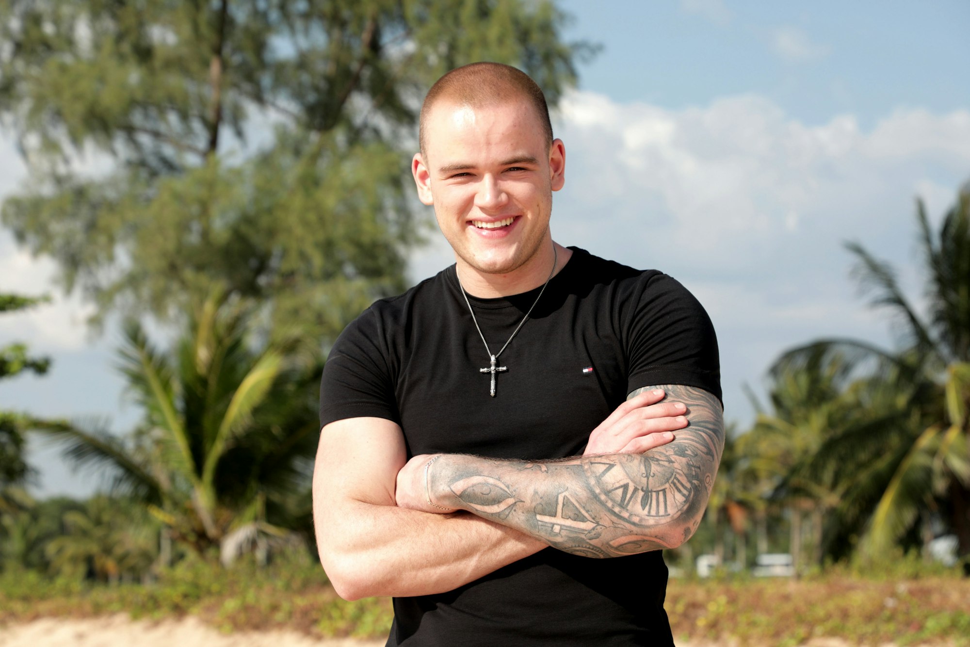 Paul Elvers steht am Strand von Sala in Thailand.