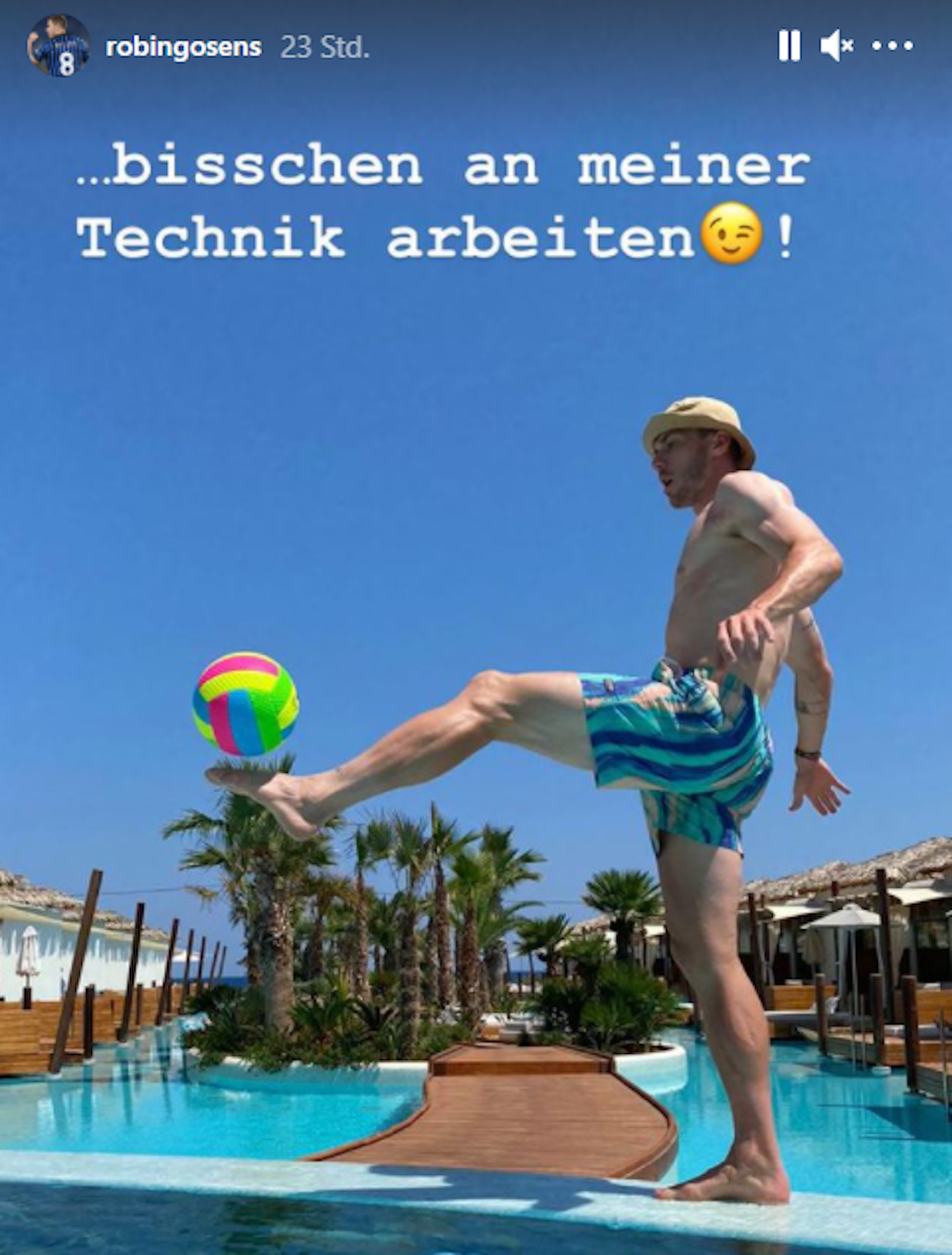 Robin Gosens jongliert auf dem Rand eines Pools mit dem linken Fuß einen Volleyball.