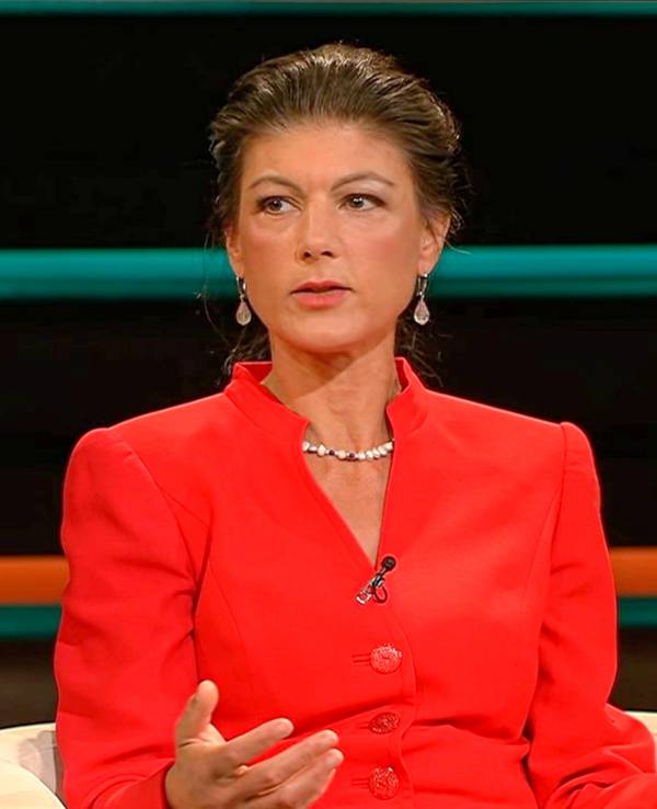 Linken-Politikerin Sahra Wagenknecht war am Dienstag (13. Juli) zu Gast bei „Markus Lanz” (ZDF). In einem knallroten Kostüm kritisierte sie auch Karl Lauterbach.