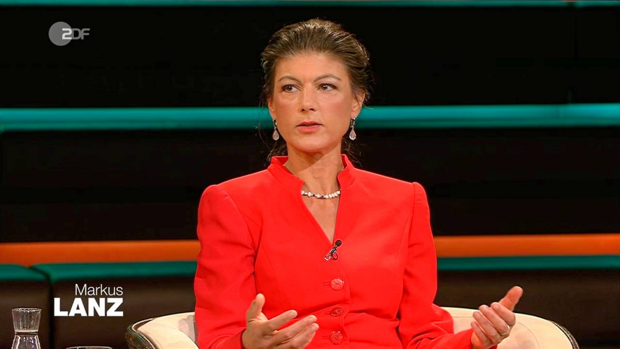 Linken-Politikerin Sahra Wagenknecht war am Dienstag (13. Juli) zu Gast bei „Markus Lanz” (ZDF). In einem knallroten Kostüm kritisierte sie auch Karl Lauterbach.