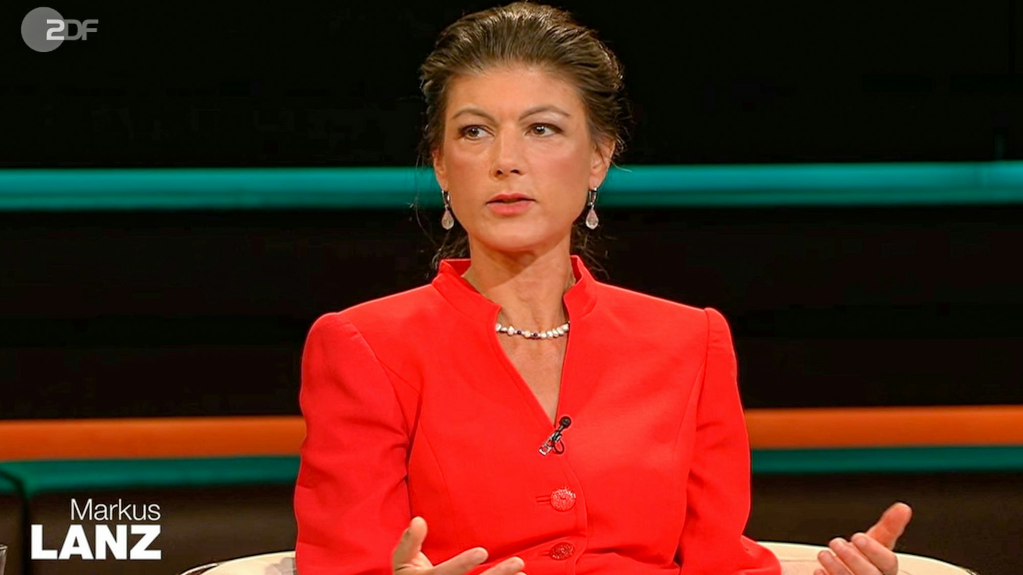 Linken-Politikerin Sahra Wagenknecht war am Dienstag (13. Juli) zu Gast bei „Markus Lanz” (ZDF). In einem knallroten Kostüm kritisierte sie auch Karl Lauterbach.