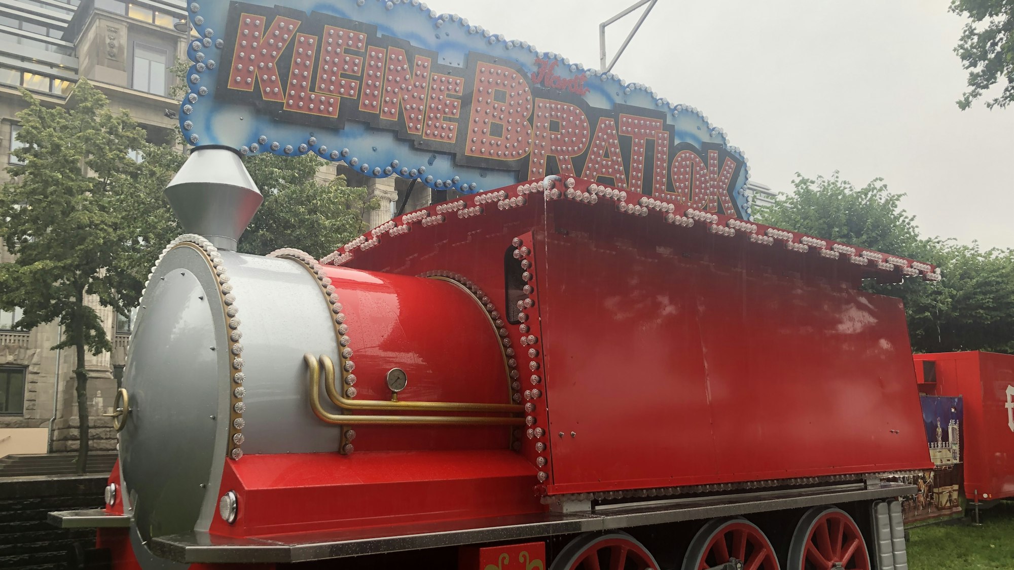 Der Burgerwagen auf dem Gelände des Pop-up Biergartens als große rote Lok.