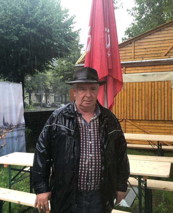 Schausteller Theo Hardt steht im geschlossenen Biergarten vor der Ausschankhütte.