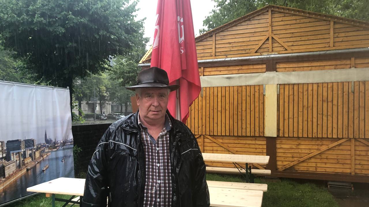 Schausteller Theo Hardt steht im geschlossenen Biergarten vor der Ausschankhütte.