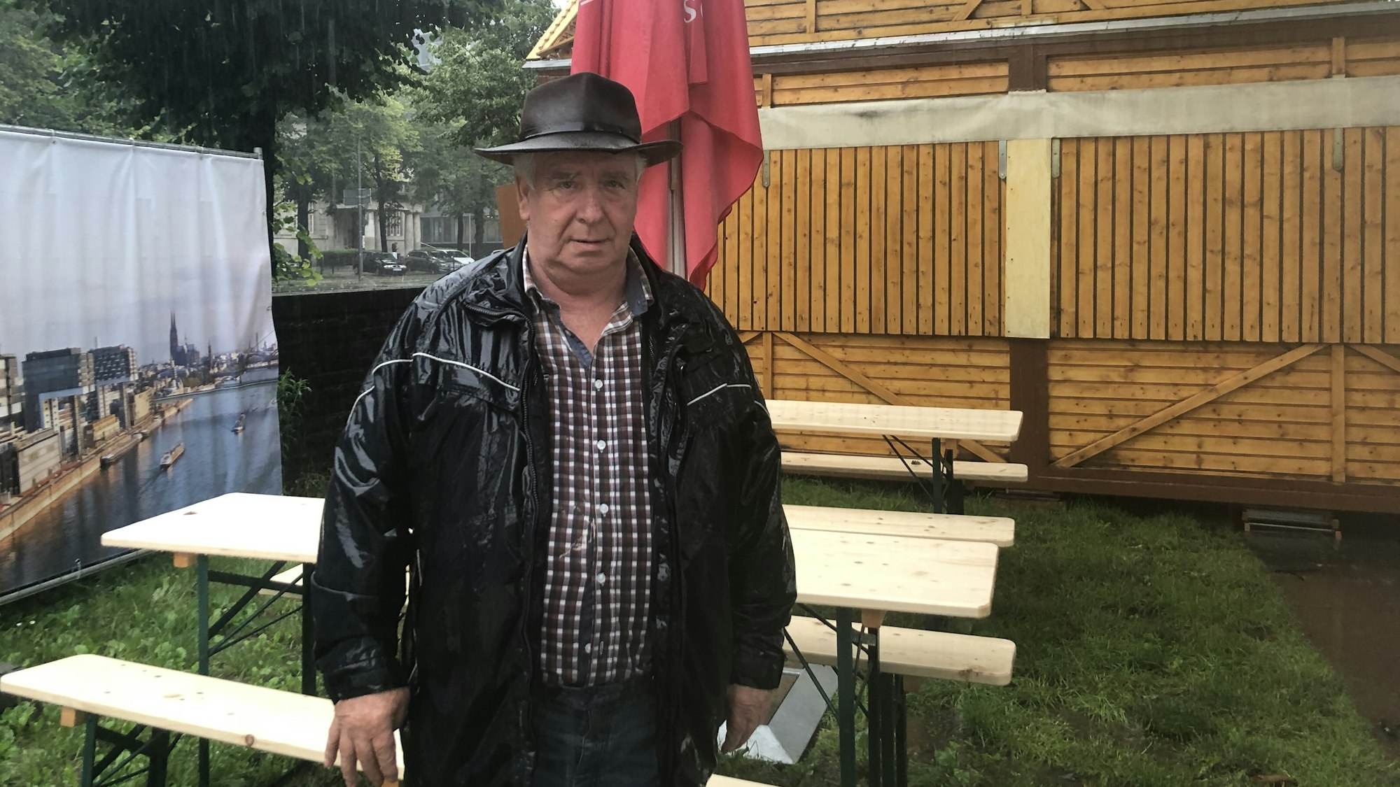 Schausteller Theo Hardt steht im geschlossenen Biergarten vor der Ausschankhütte.