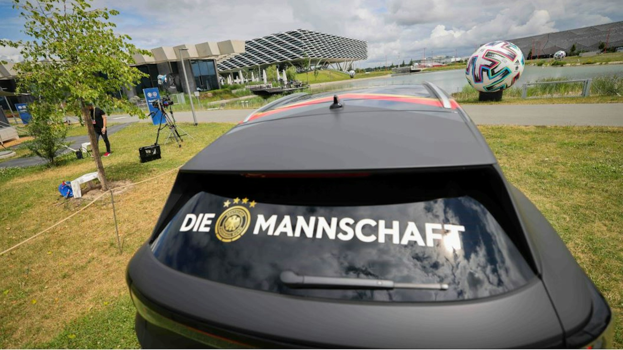 Ein DFB-Fahrzeug steht auf dem EM-Gelände in Herzogenaurach.