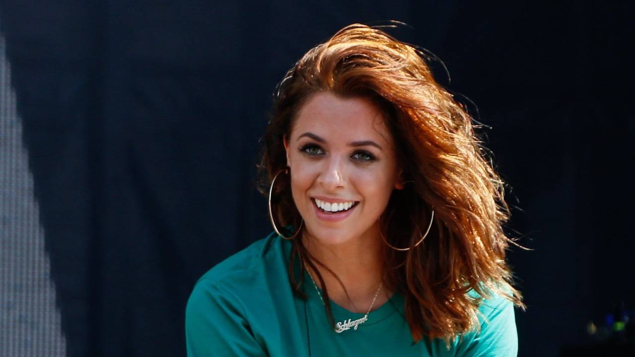 Sängerin Vanessa Mai tritt bei dem Radio B2 SchlagerHammer in Hoppegarten auf.