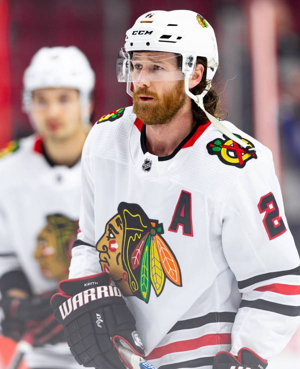 Duncan Keith von den Chicago Blackhawks im NHL-Spiel bei den Ottawa Senators auf dem Eis