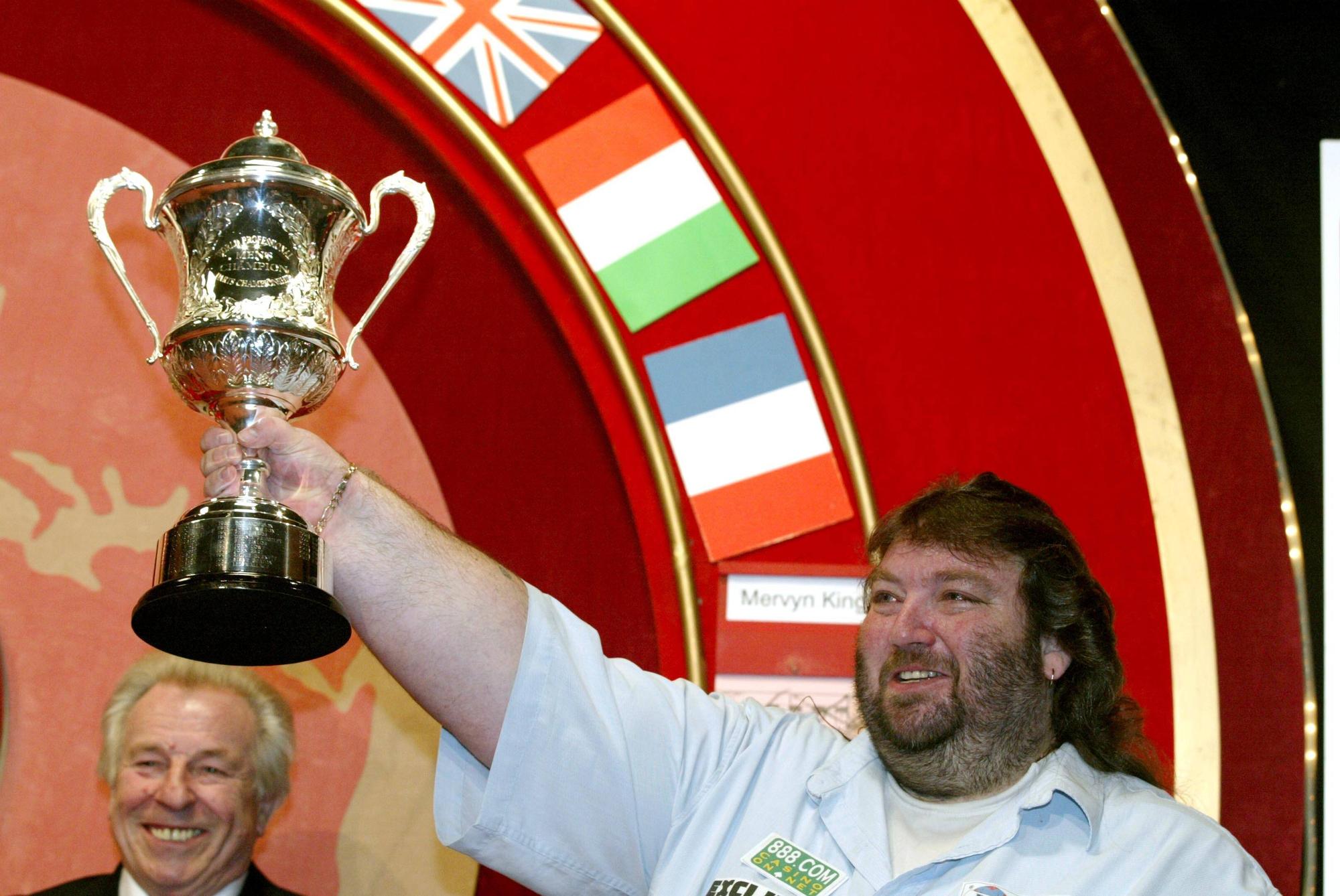 Andy Fordham reckt den Weltmeister-Pokal in die Höhe