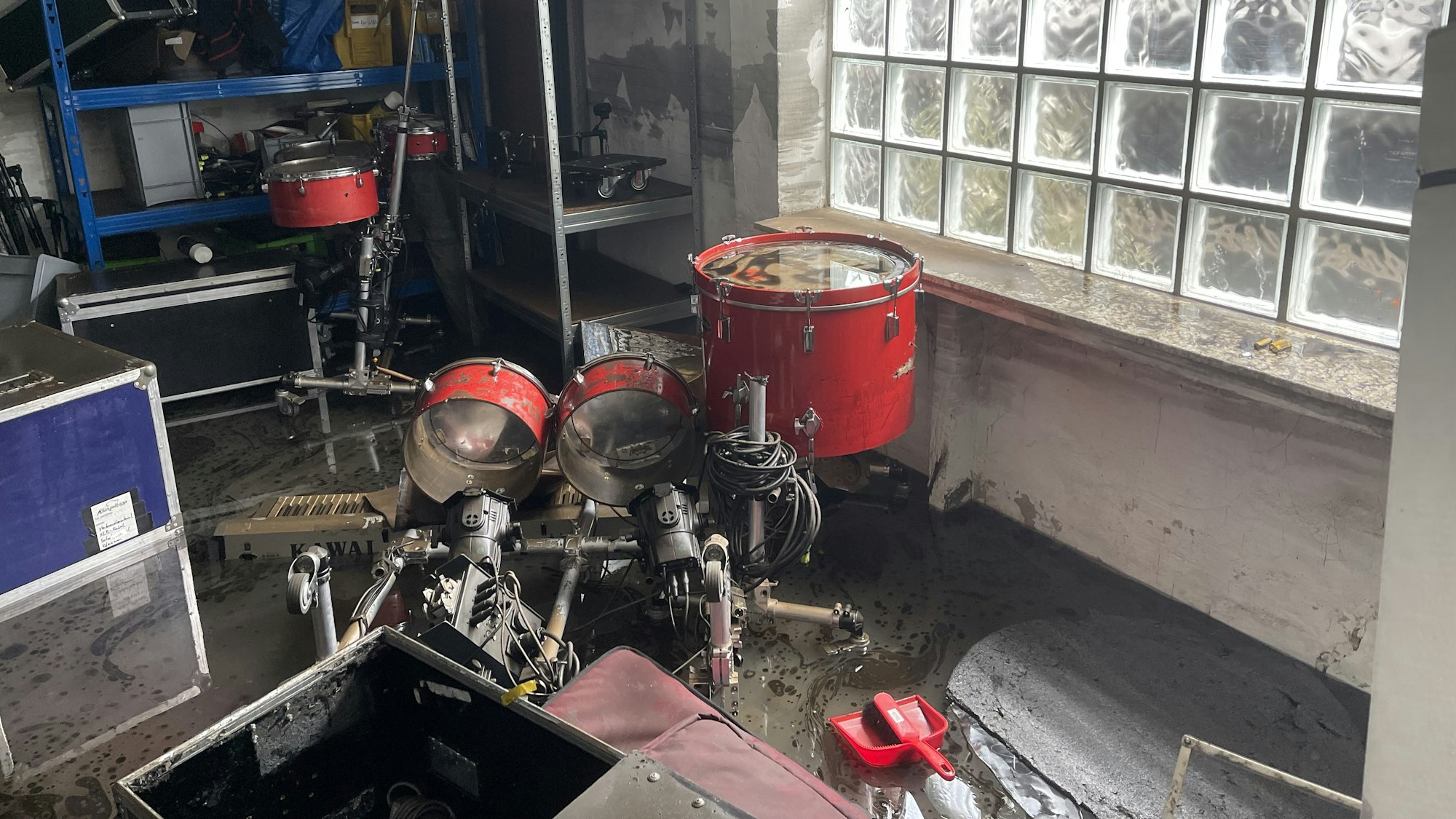 Ein kaputtes Schlagzeug steht inmitten im Wasser im Proberaum der Klüngelköpp.