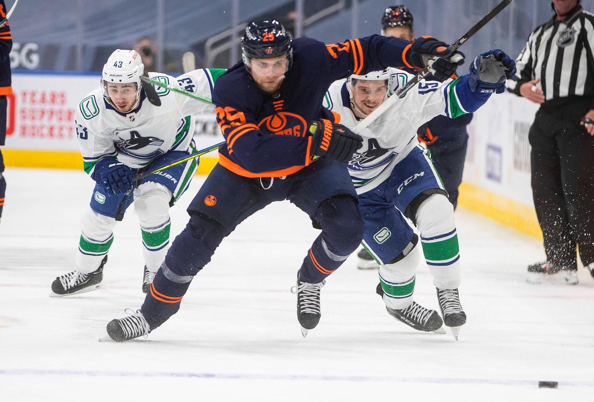 Leon Draisaitl im Spiel gegen die Vancouver Canucks auf dem Eis