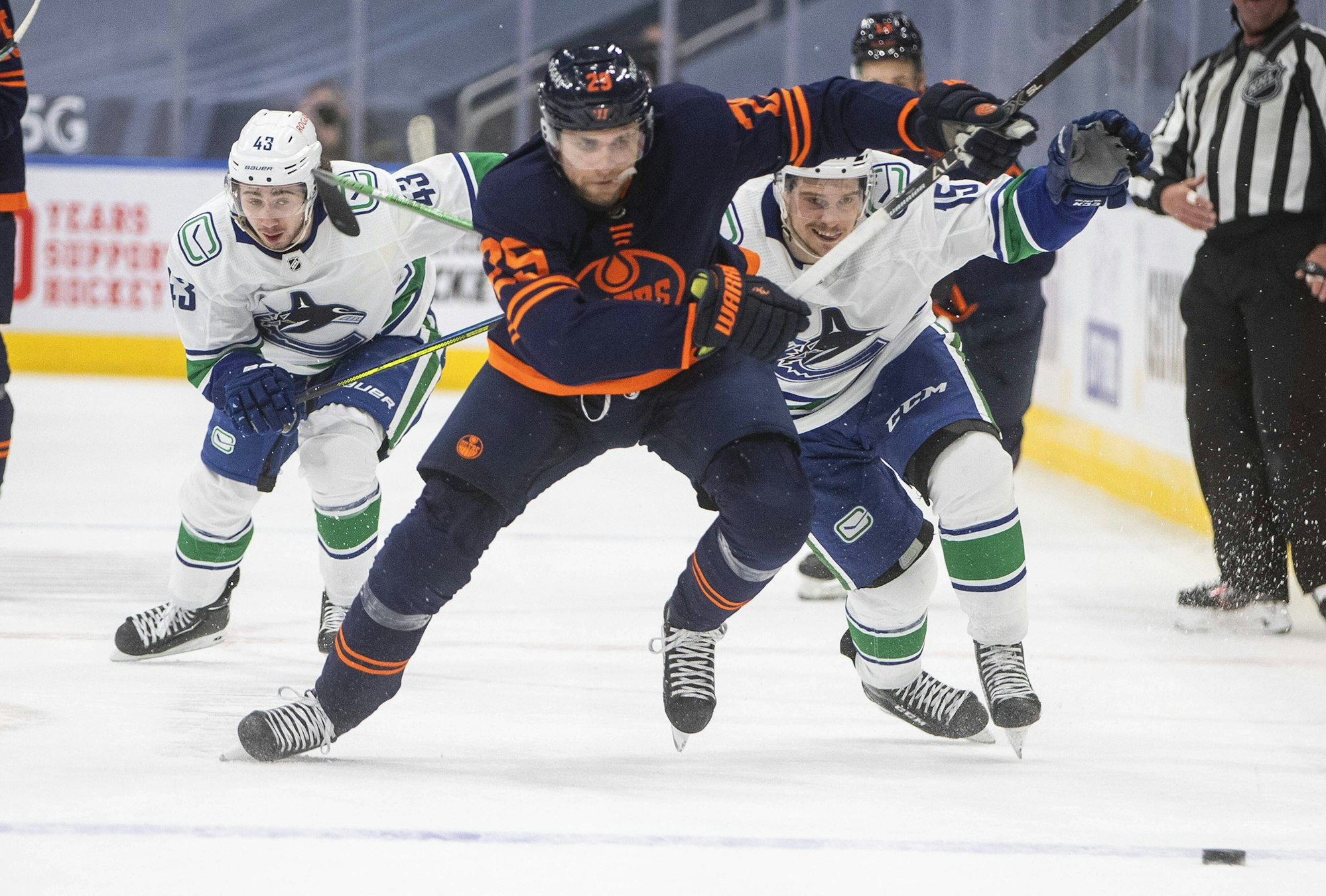 Leon Draisaitl im Spiel gegen die Vancouver Canucks auf dem Eis