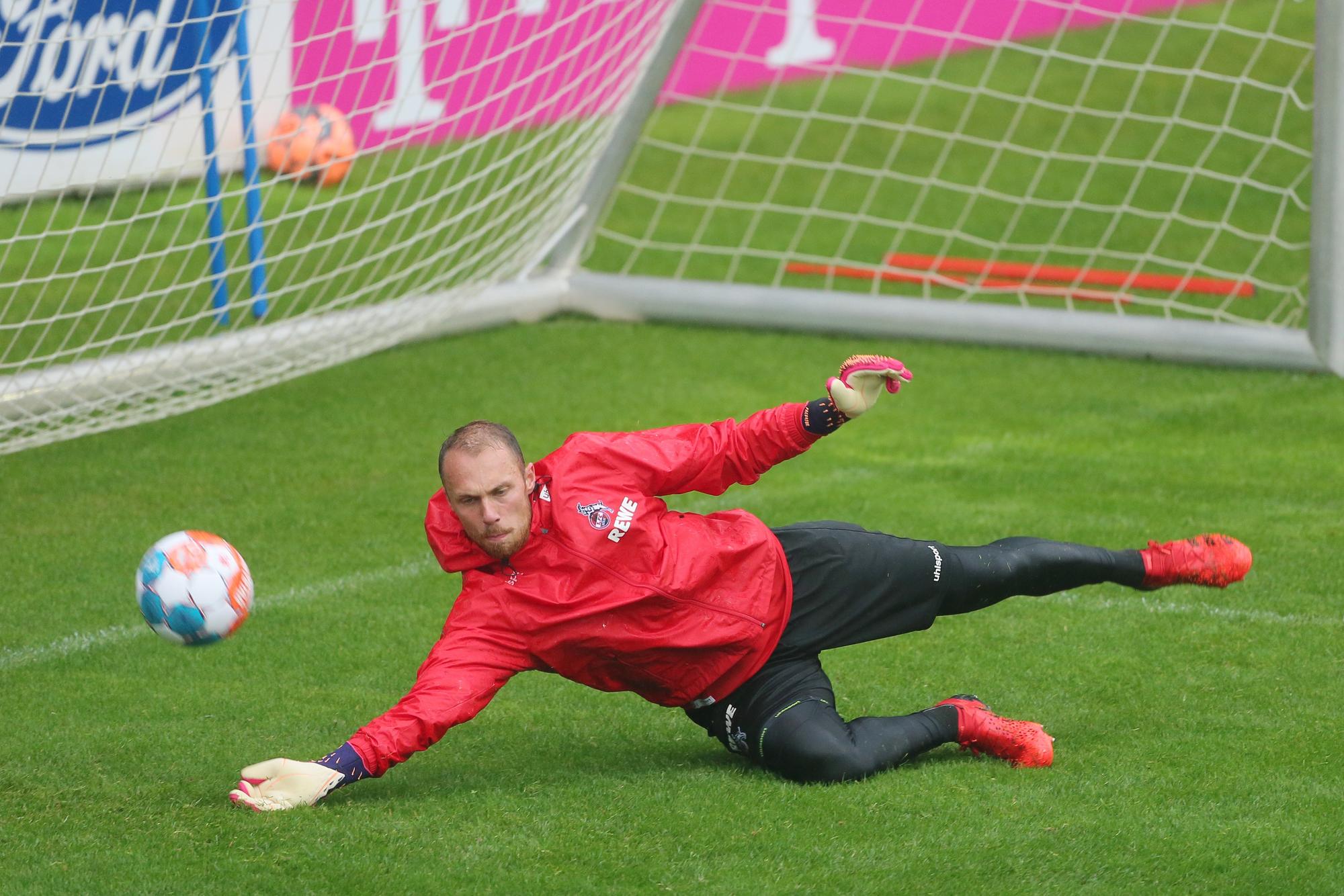 Marvin Schwäbe bei einer Parade im Training des 1. FC Köln