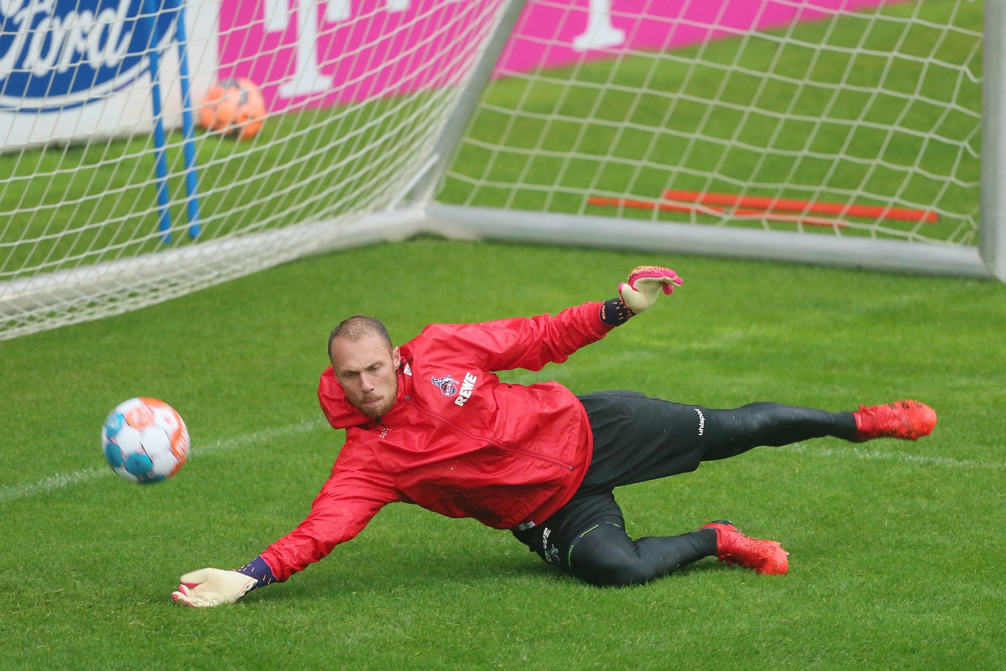 Marvin Schwäbe bei einer Parade im Training des 1. FC Köln