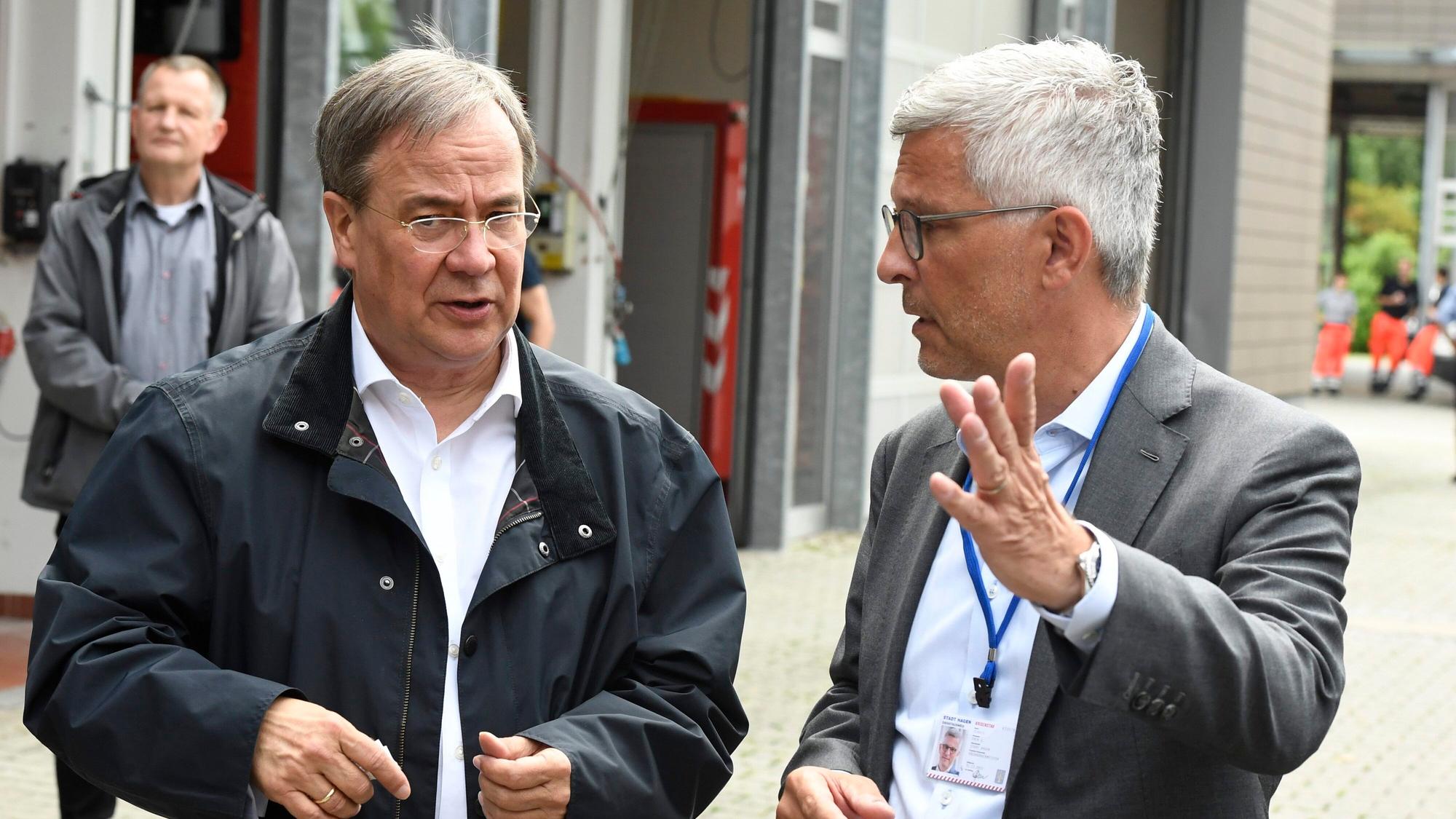 Der nordrhein-westfälische Ministerpräsident Armin Laschet (CDU, l.) unterrichtet zusammen mit dem Hagener Oberbürgermeister Erik O. Schulz die Medien, nachdem er sich am Donnerstag (15. Juli) ein Bild von der Lage in der Stadt gemacht hat.