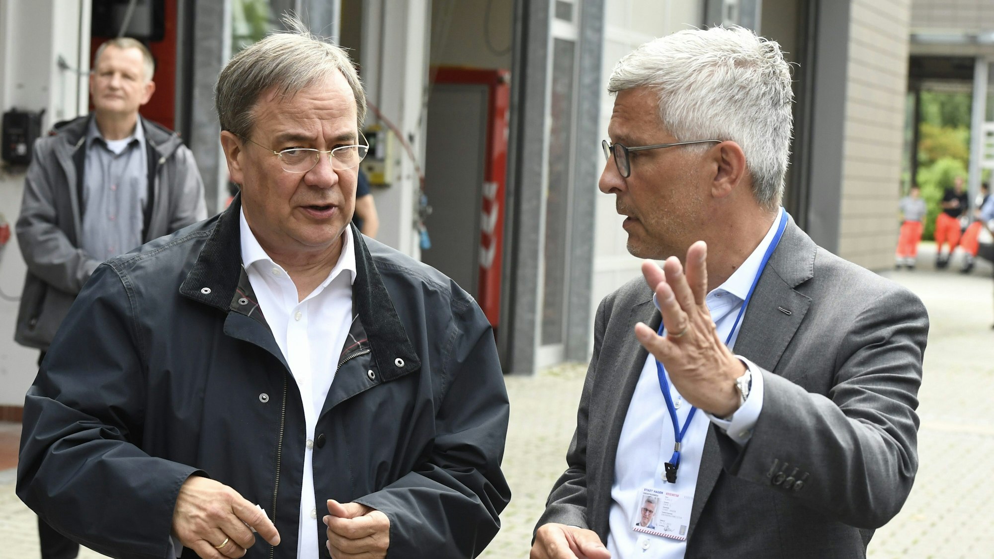 Der nordrhein-westfälische Ministerpräsident Armin Laschet (CDU, l.) unterrichtet zusammen mit dem Hagener Oberbürgermeister Erik O. Schulz die Medien, nachdem er sich am Donnerstag (15. Juli) ein Bild von der Lage in der Stadt gemacht hat.