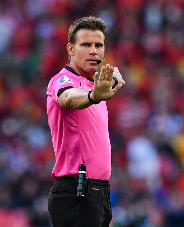 Der deutsche Schiedsrichter Felix Brych gestikuliert während des EM-Halbfinals 2021 Italien versus Spanien.