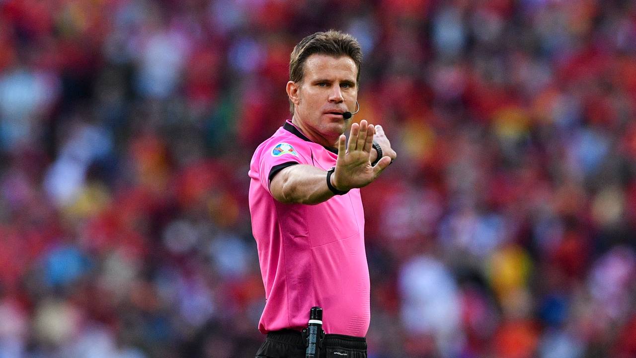 Der deutsche Schiedsrichter Felix Brych gestikuliert während des EM-Halbfinals 2021 Italien versus Spanien.
