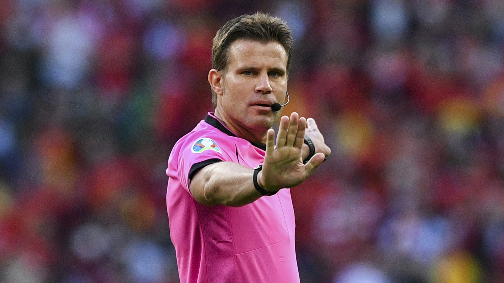 Der deutsche Schiedsrichter Felix Brych gestikuliert während des EM-Halbfinals 2021 Italien versus Spanien.