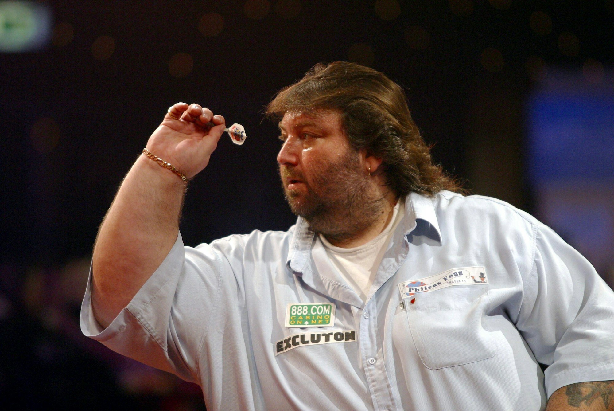 Andy Fordham wirft einen Dart bei der WM 2004