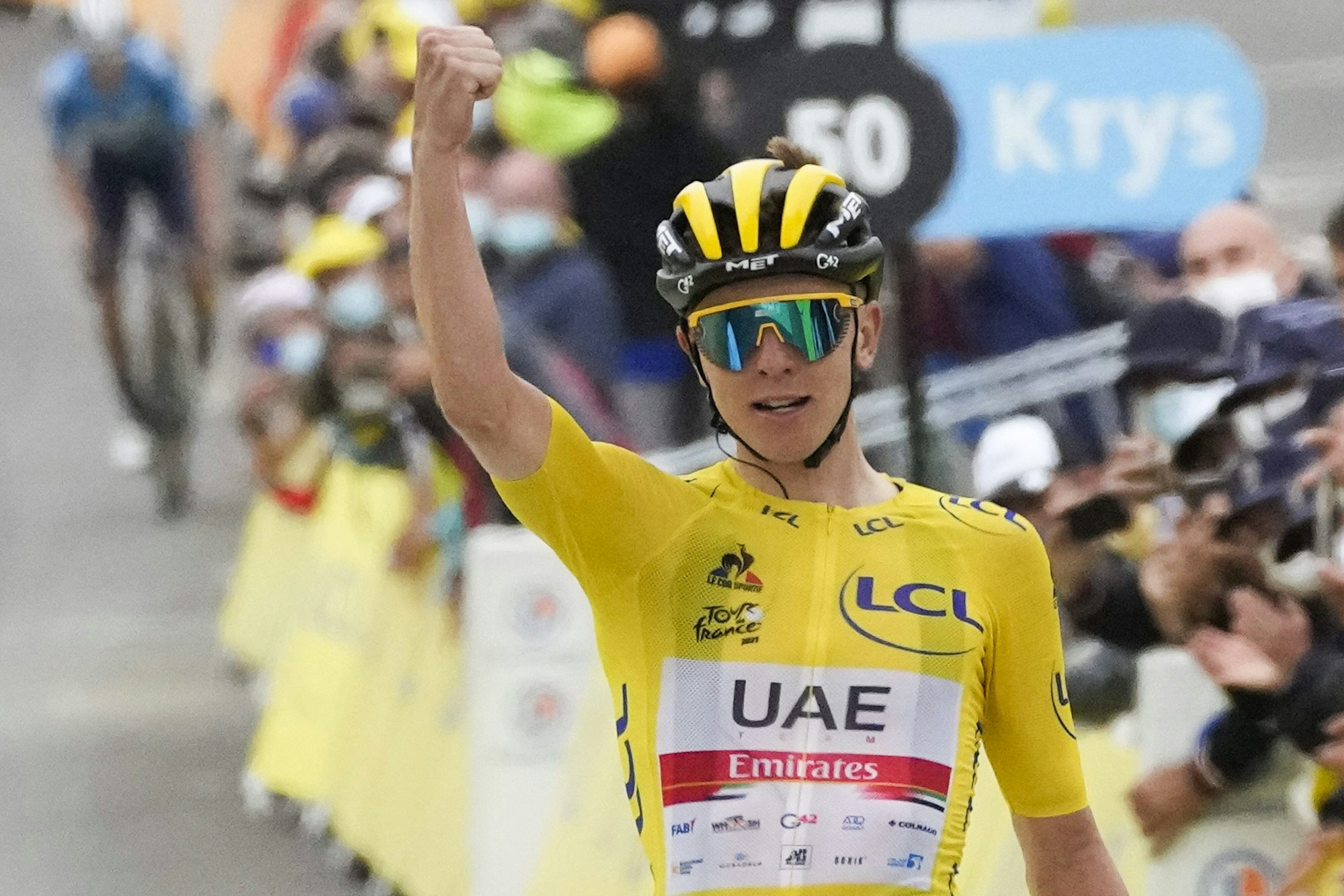 Tadej Pogacar jubelt im Ziel über seinen Etappensieg bei der Tour de France