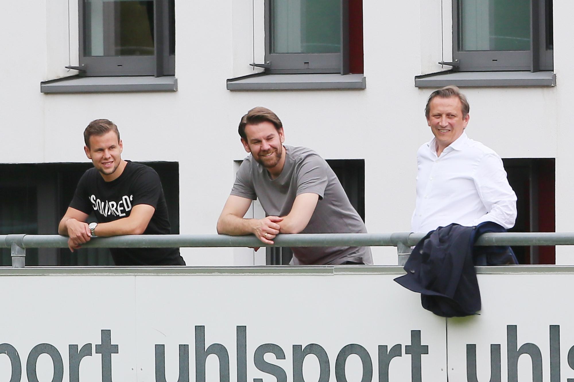 Louis Schaub, Thomas Kessler und Lionel Souque verfolgen das Training des 1. FC Köln.