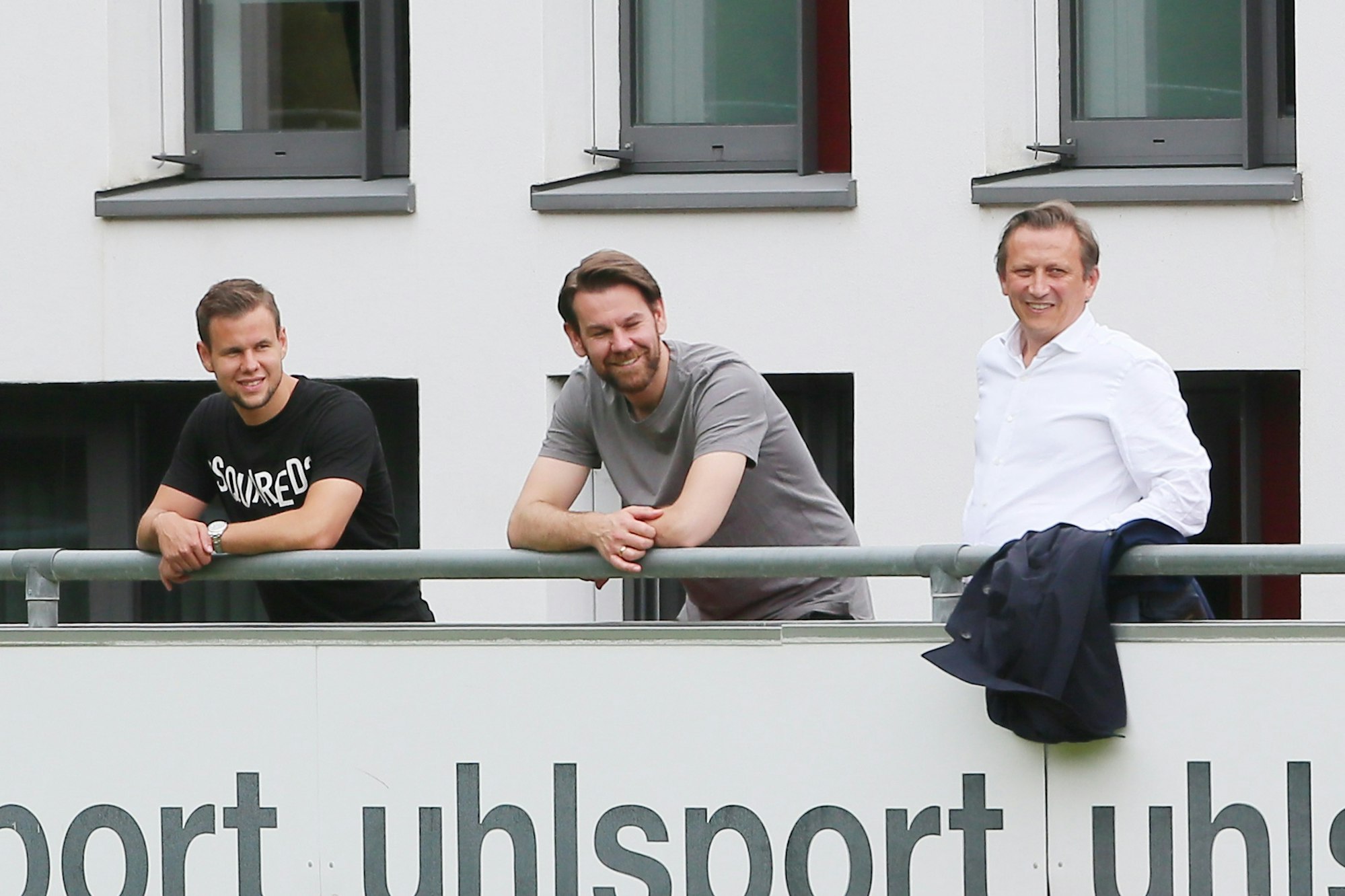 Louis Schaub, Thomas Kessler und Lionel Souque verfolgen das Training des 1. FC Köln.
