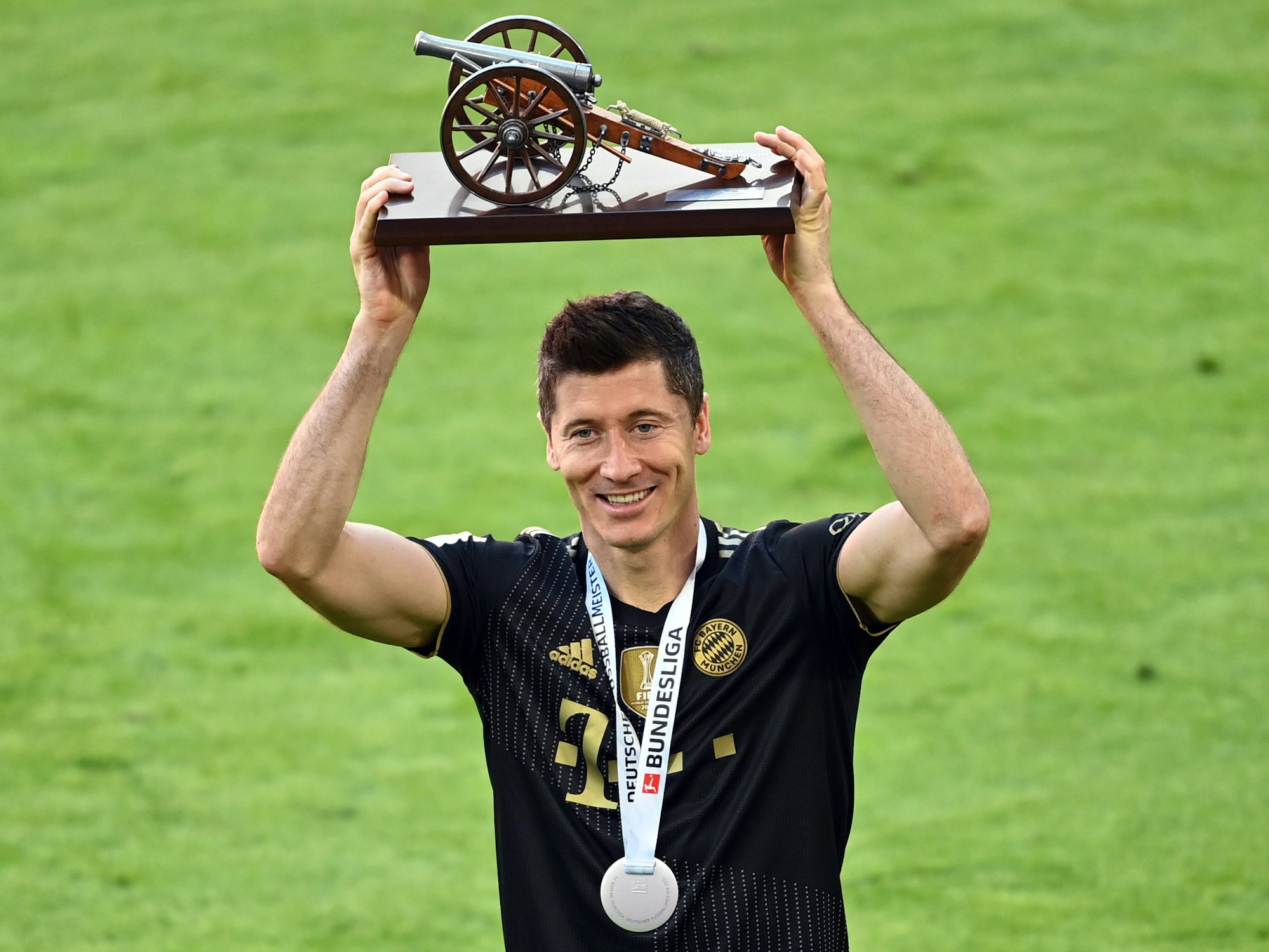 Robert Lewandowski hält die Törjager-Kanone hoch
