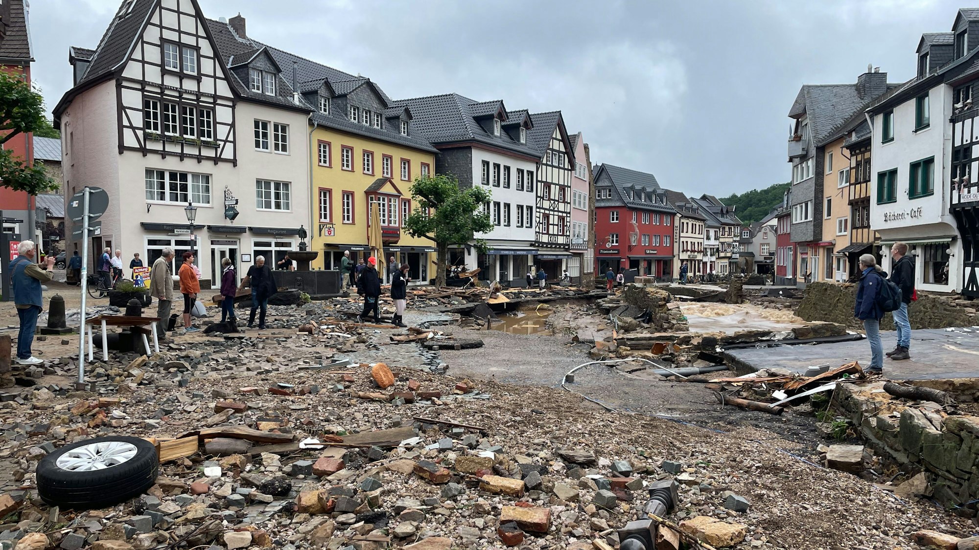Bad Münstereifel: Blick in eine Straße in Bad Münstereifel nach schweren Regenfällen und dem Hochwasser der Erft.