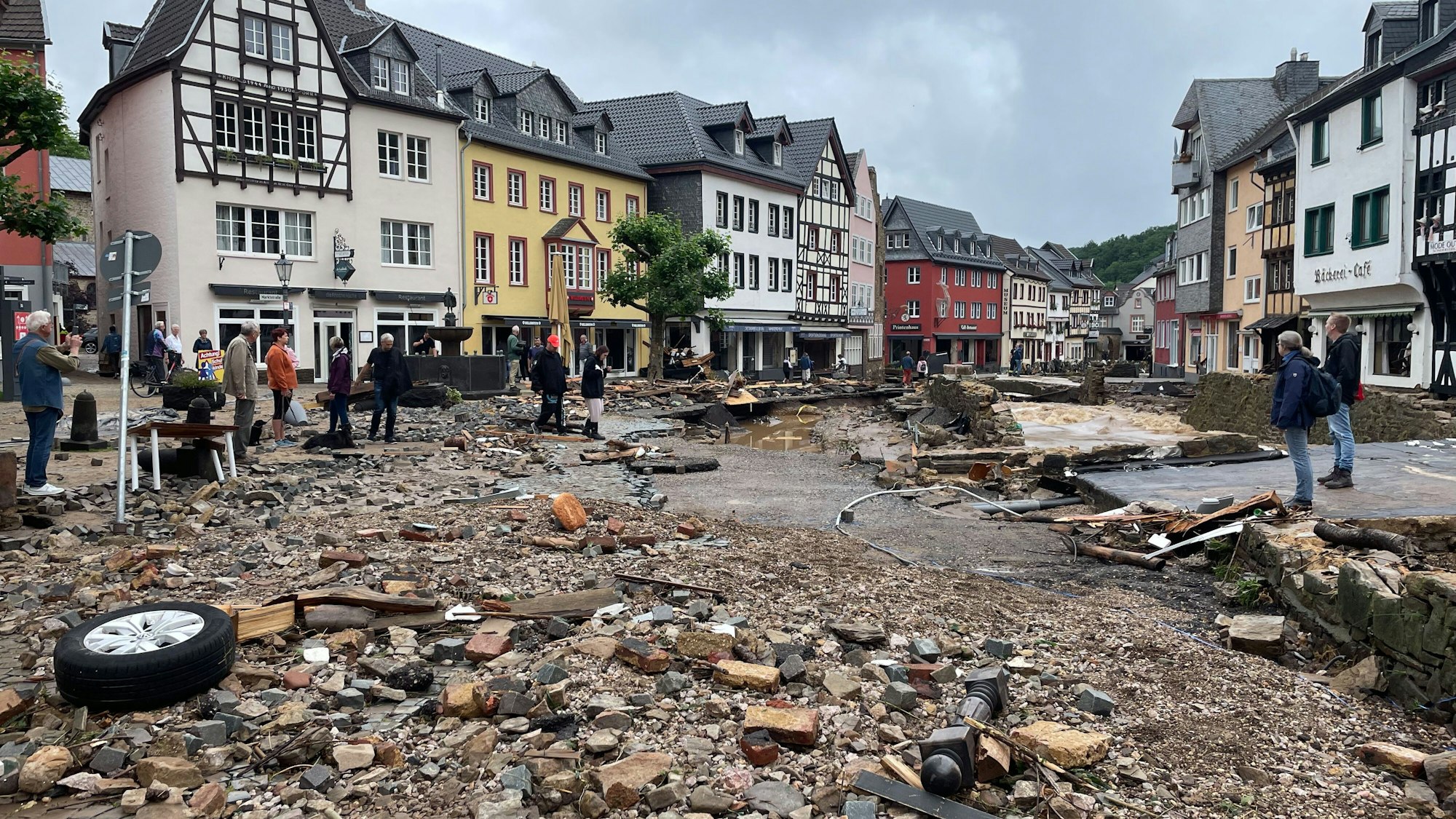 15.07.2021, Nordrhein-Westfalen, Bad Münstereifel: Blick in eine Straße in Bad Münstereifel nach schweren Regenfällen und dem Hochwasser der Erft. Foto: -/B&S/dpa +++ dpa-Bildfunk +++